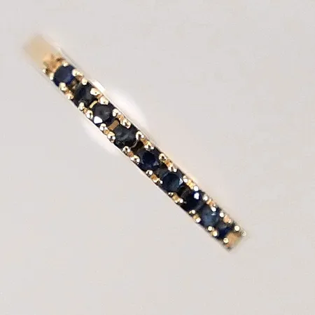 Ring med safirer stl: 16½ bredd: 1.5mm 18k Vikt: 0,6 g