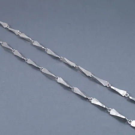 Umeåtillverkat långt collier 80cm bredd 1,6-7mm, stämplat HANDARBTETE, Q10 (1990) UGG (Guld & Gravyr AB, Umeå) silver 830/1000 83,6g.  
