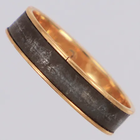 Ingenjörsring stl:19, bredd 5mm, dekor i monel, gravyr, 18K Vikt: 2,3 g