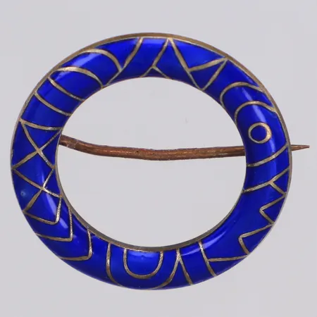 Brosch med emaljdekor Ø 26mm, bucklig nål, 925/1000 silver Vikt: 5,6 g