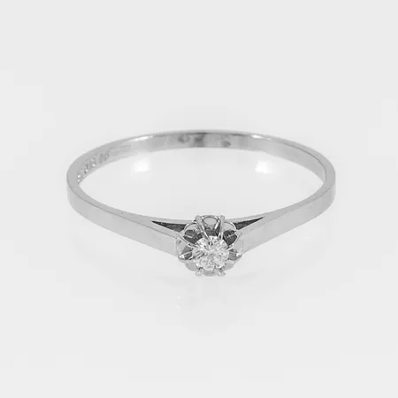 Ring med en briljantslipad diamant 0,10ct stl:21 bredd 1,5-5,4mm, vitguld 18K 2,2g.  