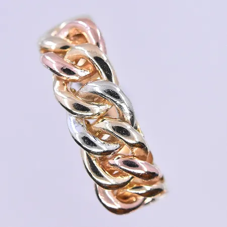 Ring stl:17, bredd 4-7 mm 14K. Vikt: 6,3 g