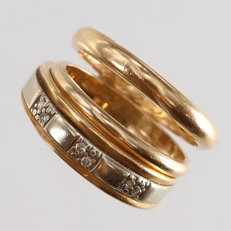 Tre ringar en med stenar buckliga gravyrer 18K.  Vikt: 7,4 g