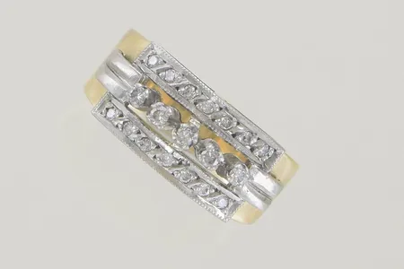 Ring med små diamanter stl 17¾ bredd 8,8 mm, 18K Vikt: 6 g