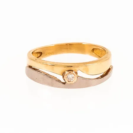 Ring med en briljantslipad diamant ca 0,03ct stl:17½ bredd 2,7-5,5mm, 18K 3,9g.