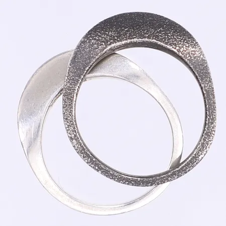Två ringar stl:17¾ ena oxiderad, otydlig signaturstämpel, silver 925/1000 Vikt: 6,2 g