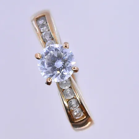 Ring med vita stenar stl:18¼, bredd 2-4 mm 8K. Vikt: 2,7 g