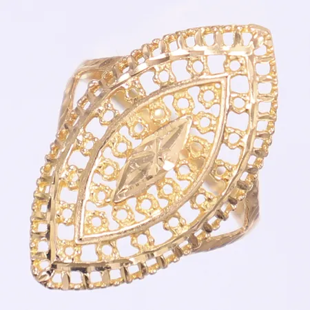 Ring genombruten dekor stl:18½ bredd 2-28mm 18K Vikt: 3,1 g