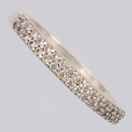 Ring med vita stenar stl:18, bredd 2,5mm, 925/1000 silver Vikt: 1,8 g