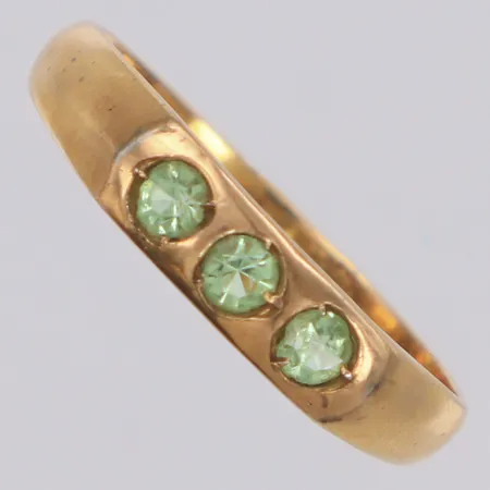 Ring med gröna stenar stl:19½, bredd 4,5mm, 925/1000 silver Vikt: 2 g