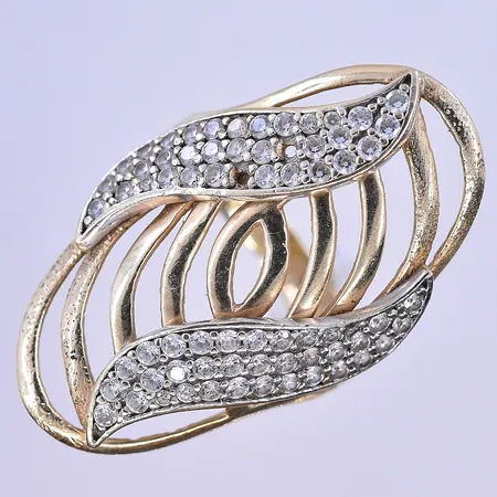Ring med vita stenar stl:16½, bredd 3-33 mm 3 st stenar saknas 14K. Vikt: 5,8 g
