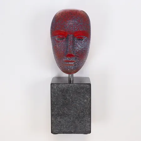 Skulptur Bertil Vallien "Brains" Kosta Boda i sockel, höjd 14cm, bredd 45mm, nr 7520102, Limited 1000, signerad 