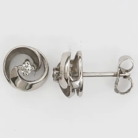 Örhängen med briljantslipade diamanter 2 x ca 0,03ct, Ø9mm, stift, 18K vitguld Vikt: 2,3 g