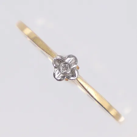 Ring med diamant 1x0,01ct, stl:17½, bredd 1-4mm, 18K Vikt: 1,2 g