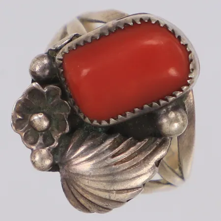 Ring med organisk dekor och orange sten, möjligen korall, L.Bennet, stl:16½, bredd 18,5mm, bucklig, 925/1000 silver Vikt: 4,5 g