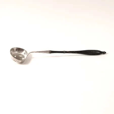 Soppslev med trähandtag stämplad MPB 1853, längd 38cm, gravyr, bruksslitage på handtag, bruttovikt: 97,2g.