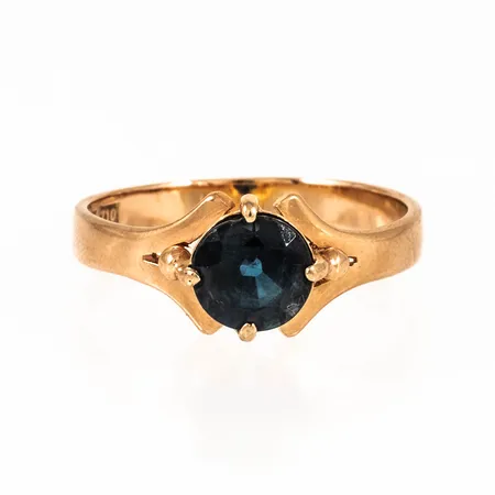 Ring i 18K guld med en blågrön sten. Stl:18¼. Bredd 3 8,4 mm. Vikt 3,3g Vikt: 3,3 g