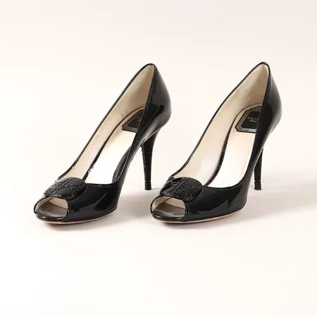 Skor Dior Just Cannage Palque Pumps med öppen tå, klackhöjd 9 cm, svartlackat läder, stl: 38,5, sliten sula, skopåse, box, kvitto från Stockholms Auktionsverk 2019. Vikt: 0 g Skickas med postpaket.