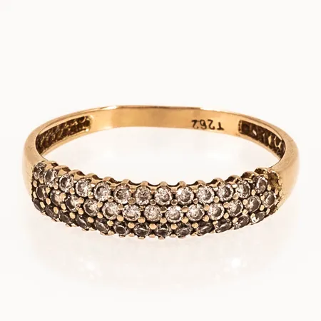 Ring med vita stenar stl: 17¾ bredd 1,7-4mm, två stenar saknas, 18K 1,5g.