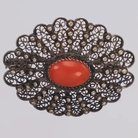Brosch i filigranarbete med orange sten möjligen korall, längd ca 45mm, bredd 35mm, 800/1000 silver Vikt: 9 g