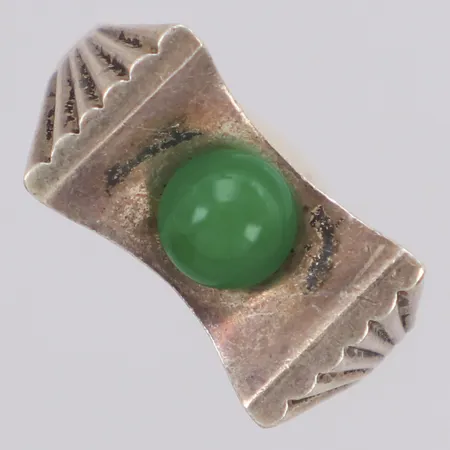 Ring med cabochonslipad grön sten stl:17¾, bredd 10mm, 835/1000 silver Vikt: 4,2 g