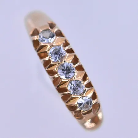 Ring med vita stenar stl:17½, nagg på stenarna 18K. Vikt: 2,5 g