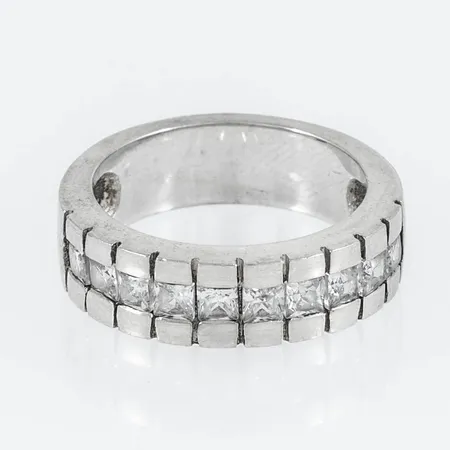 Ring Guldfynd med vita stenar (cz) stl:17 bredd 6mm, silver 925/1000 5,9g.