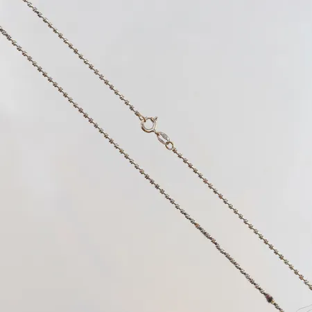 Kedja kullänk längd 44cm bredd 1,2mm hårrester vitguld 18K.  Vikt: 3,5 g