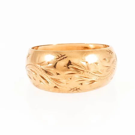 Doserad ring med graverad dekor stl:16¾ bredd 5-9,3mm, konkav invändigt, 18K 3,1g.