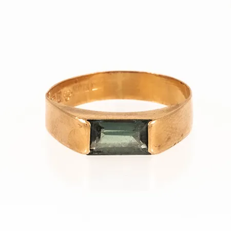 Ring i 18K guld med en grön sten. Stl:15¾. Bredd 3,4 4,2 mm. Vikt 1,4g Vikt: 1,4 g