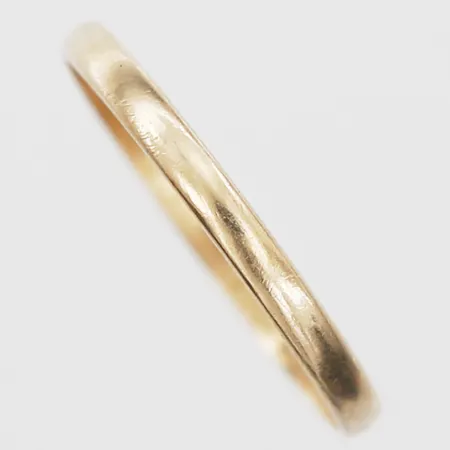 Ring slät, med gravyr, stl: 17½, 18K guld Vikt: 1 g