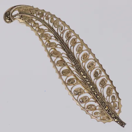 Brosch i filigranarbete med markasiter längd 55mm, bredd 15mm, 1 sten saknas, bucklig nål, 835/1000 silver Vikt: 3 g