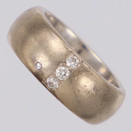 Ring med diamanter totalt ca 0,16ct, stl:18, bredd 8mm, vitguld, repig, 18K Vikt: 19,4 g