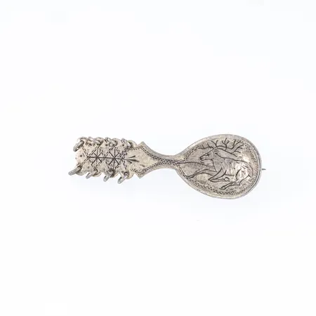 Brosch i silver med graverat samemotiv. Längd 57 mm. Bredd 8,8 mm. Vikt 7,4g Vikt: 7,4 g