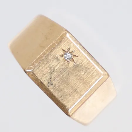 Ring med diamant 1x0,005ct, stl 18, bredd 5-10mm, 18K Vikt: 6,1 g