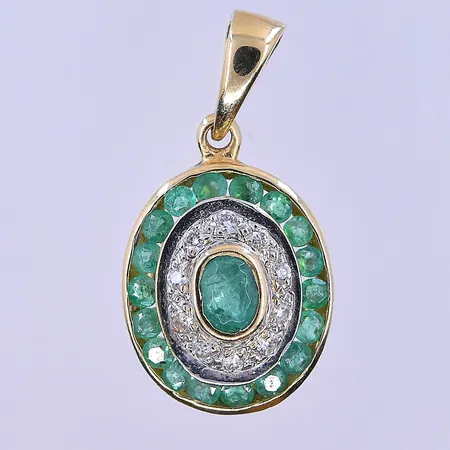 Hänge med diamanter ca10x0,005ct och troligen smaragder längd 21 mm, bredd 11 mm 18K. Vikt: 2,7 g