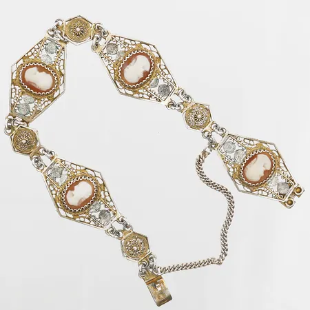 Armband med filigranarbete samt kamé, längd ca 19cm, bredd 9-16mm, säkerhetskedja delvis förgylld, silver 800/1000. Vikt: 15 g