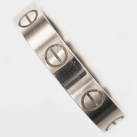 Ring Cartier Love stl:16¼ / 51, snr: 272COY,  Ref: CRB4085151, med certifikat daterat 21/6-2025, kvittokopia från Lissabon, 18K vitguld. Ask, ytterkartong. Nypris 17500:-.  Vikt: 3,3 g
