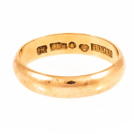 Slät ring stl:20, bredd 4,9 mm, gravyr 18K 5,7g.