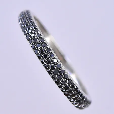 Ring med svarta stenar Guldfynd stl:16, bredd 2 mm Vitguld 18K. Vikt: 2,2 g