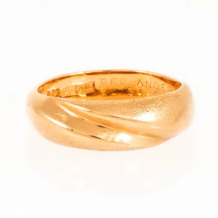 Delvis matterad ring i 18K guld. Stl:18. Bredd 4,7 6,5 mm. Vikt 6,2g Vikt: 6,2 g