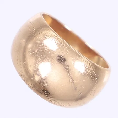 Ring med mönstrad dekor stl:18 bredd 6-13mm stämplad på utsidan av skena 14K Vikt: 6,2 g