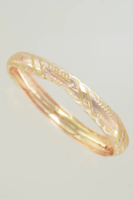 Armring diam 6 cm bredd 10 mm, defekter 14K Vikt: 4,9 g