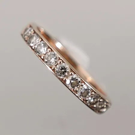 Ring med diamanter 10st x0.03ct. stl: 15¾ mm. bredd 2.6mm 14k Vikt: 2 g