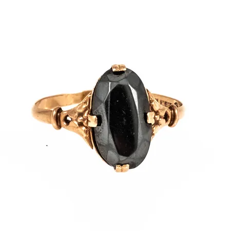 Ring med en hematit 12,5 x 6,8 mm. Repor. Stl:17. Skev. Bredd 1,8 mm. 18K 2,0g Vikt: 2 g