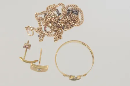 Halskedja def lås 14K 3,7 gr + 1 ring/örhängen 18K 2,5 gr Vikt: 3,7 g