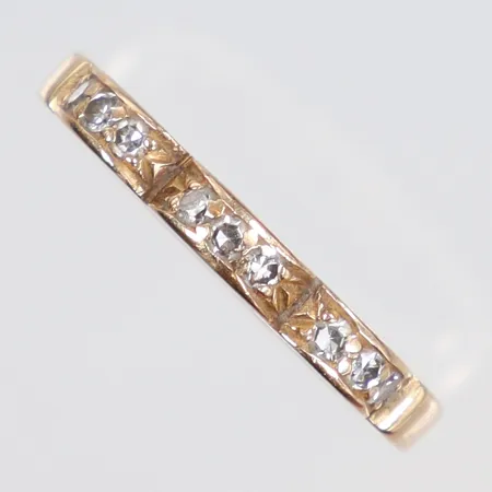 Ring med diamanter 9x0,015ct, stl: 17½, bredd 2-3mm, 18K Vikt: 2,9 g