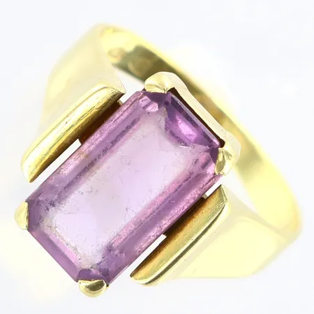 Ring med lila sten stl:17, bredd: 2,5-14mm, skev, 14K Vikt: 5,9 g