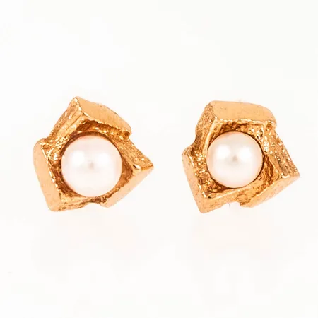 Örhängen i 18K guld med odlade pärlor Ø 3,1 3,4 mm Ø6,6mm. Snurrebussar saknas men nya i plast medföljer. Vikt 0,9g Vikt: 0,9 g