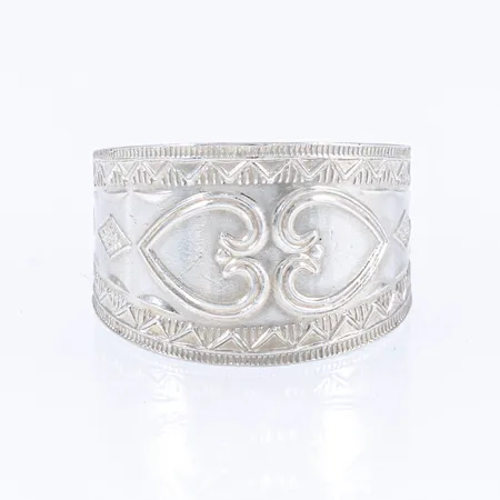 Västerbottensring bred modell stl:18 bredd 5,7-14mm, silver 925/1000 4,8g. 